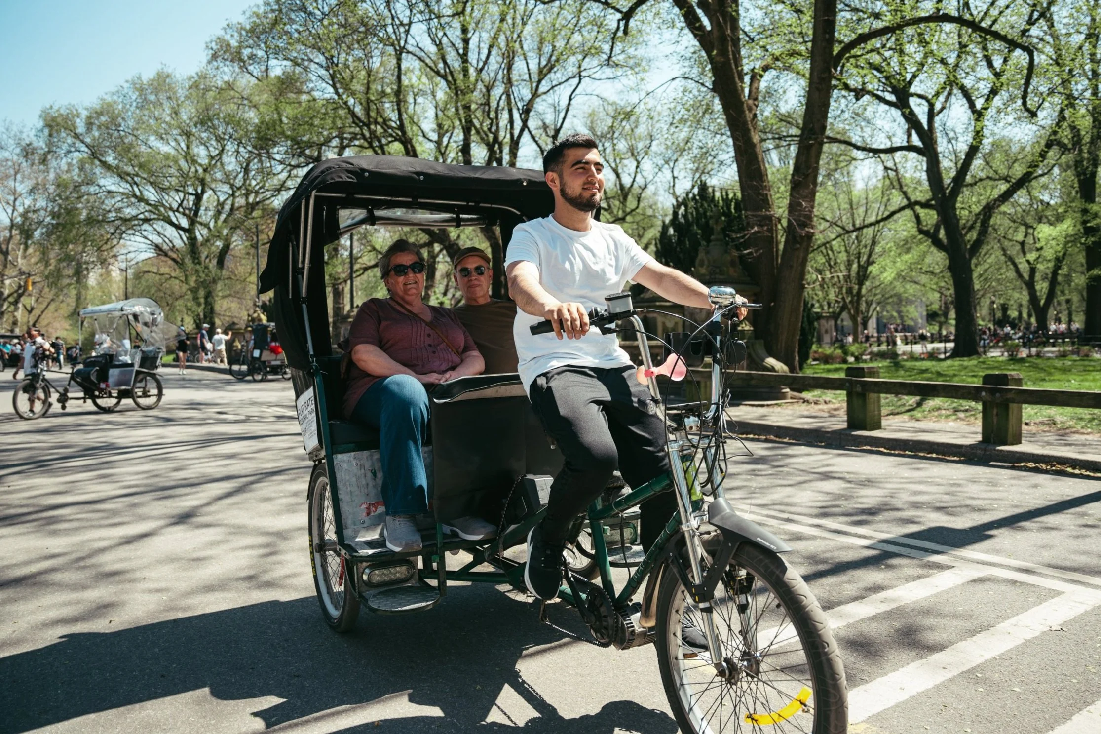 Guía y pasajeros en un pedicab de Wander NYC en Central Park
