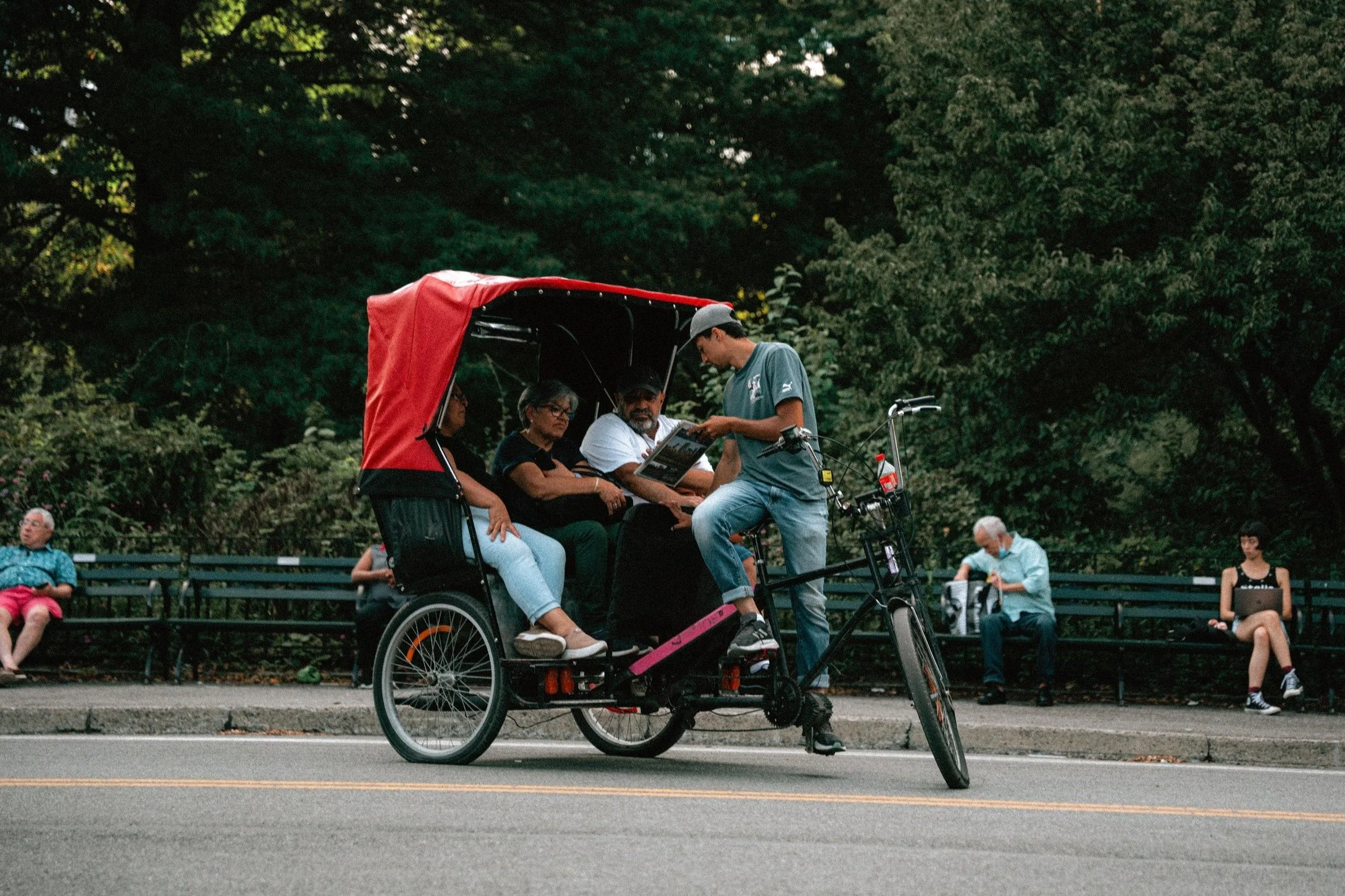 Pasajeros recorren Central Park en el pedicab de Wander NYC