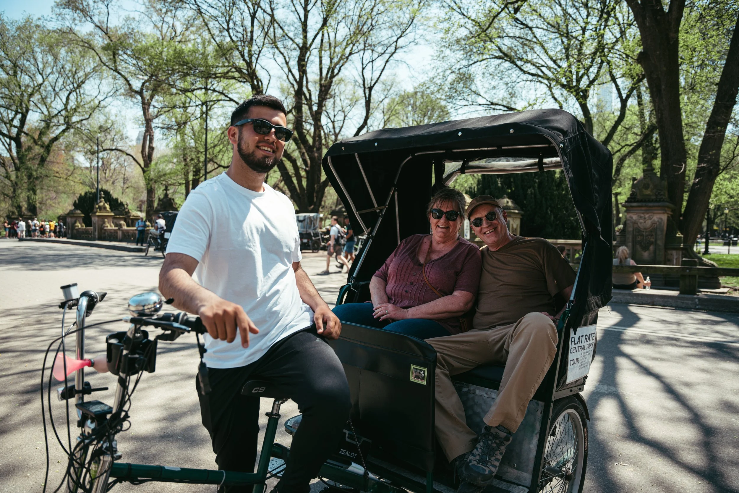 Guía de Wander NYC acompaña a visitantes en un paseo en pedicab