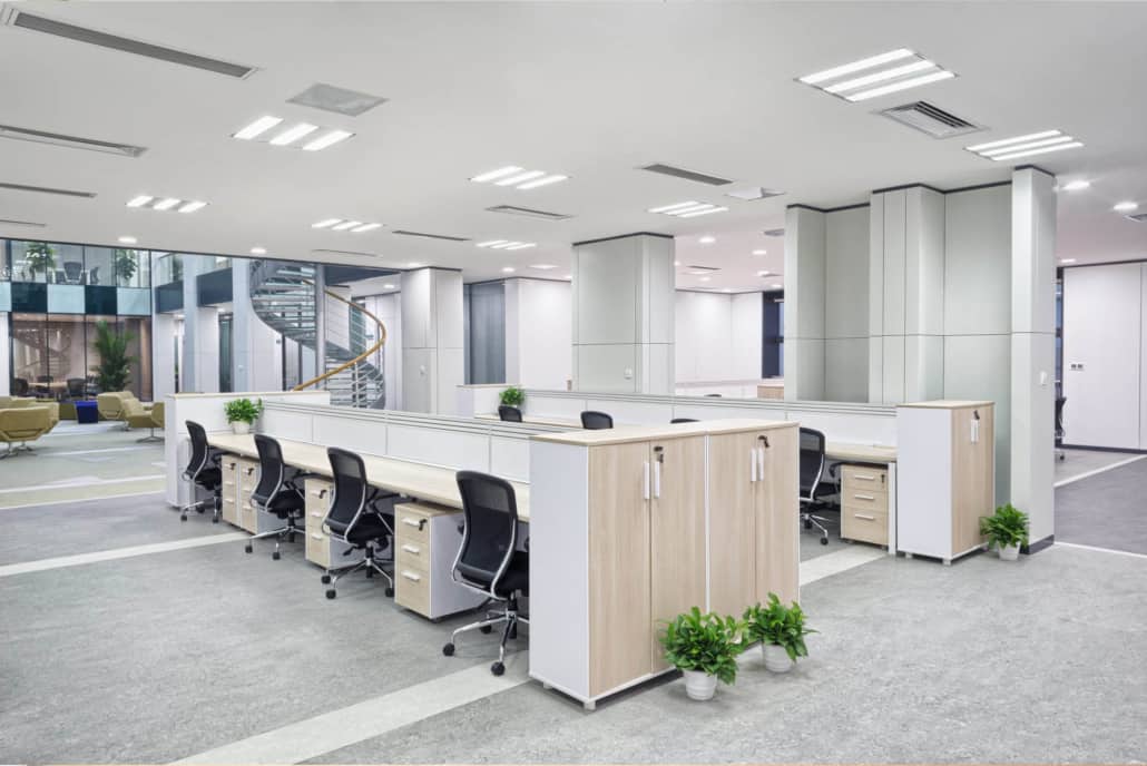 Interior de una oficina con áreas de trabajo limpias.