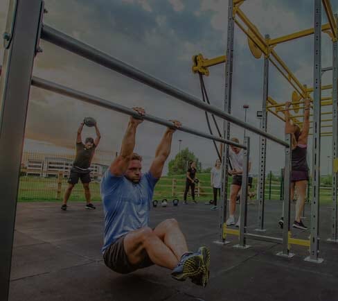 Persona utiliza una estructura de entrenamiento funcional en un gimnasio.