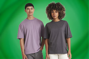 Modelos con camisetas personalizadas de GoCustom.