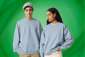 Modelos con sudaderas personalizadas de GoCustom.
