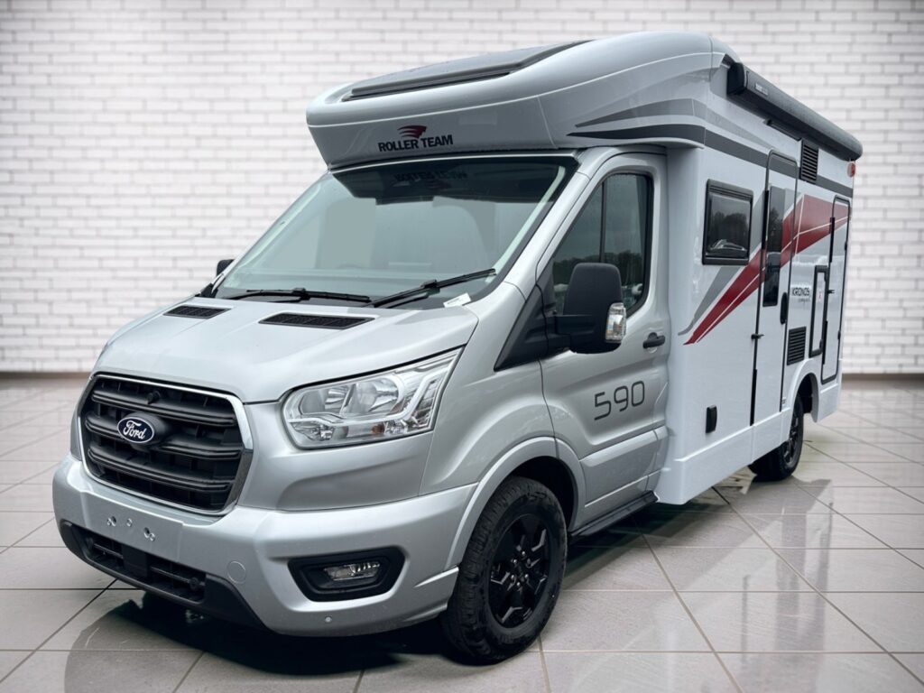 Interior de una autocaravana, con zona de estar y cocina.