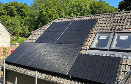 Paneles fotovoltaicos instalados sobre el tejado de una vivienda.