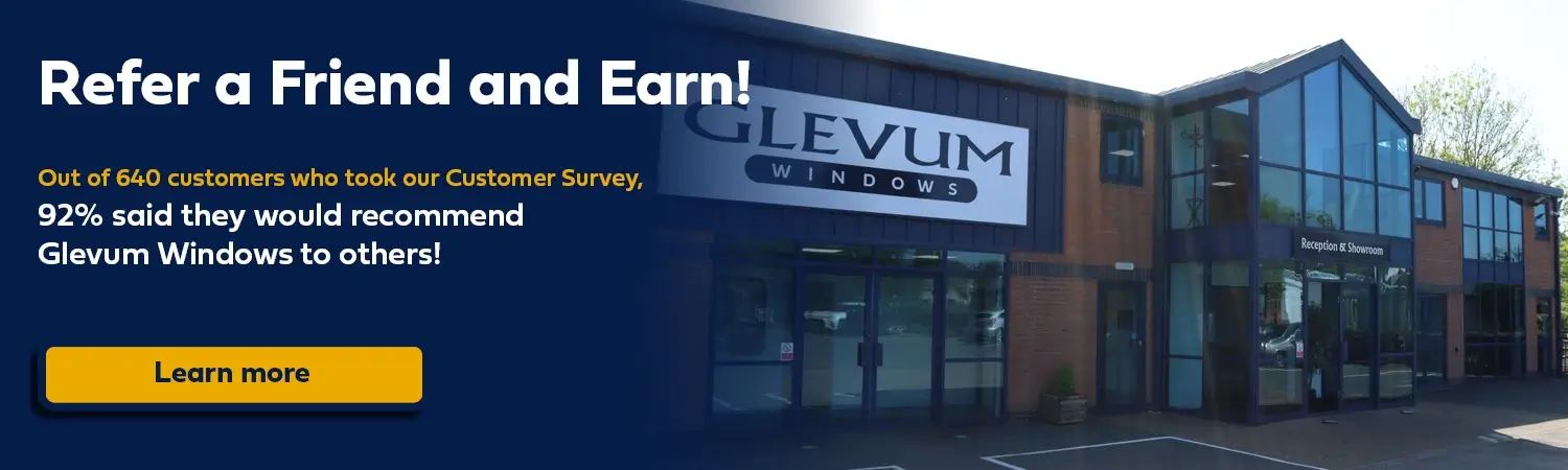 Fachada del showroom de Glevum Windows y su Conservatory Village en Broadoak.