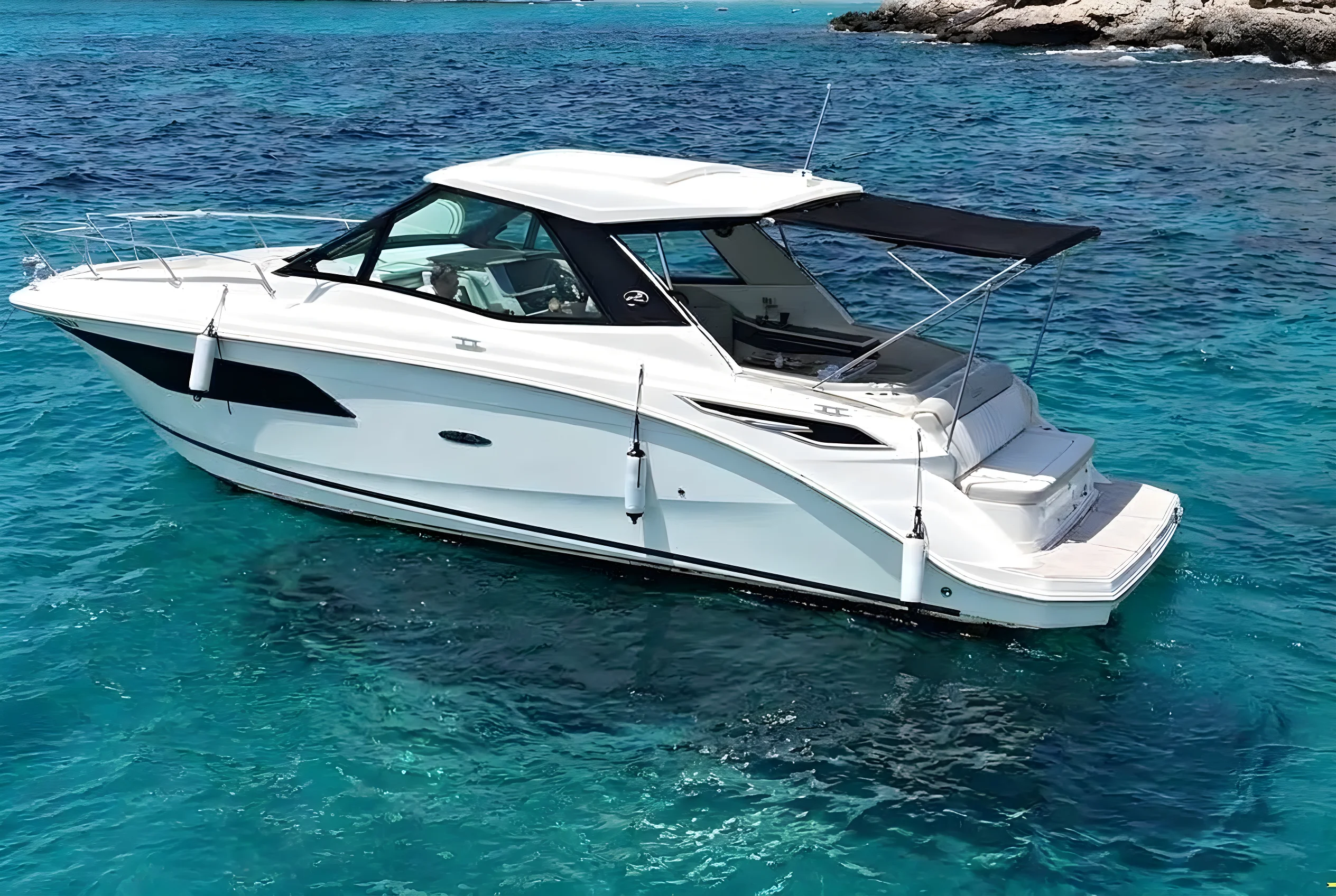 Yate Sea Ray navegando frente a la costa de Chipre / Sea Ray yacht cruising off the coast of Cyprus.