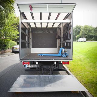 Plataforma de carga de una furgoneta de mudanzas abierta / The loading ramp of an open moving van.