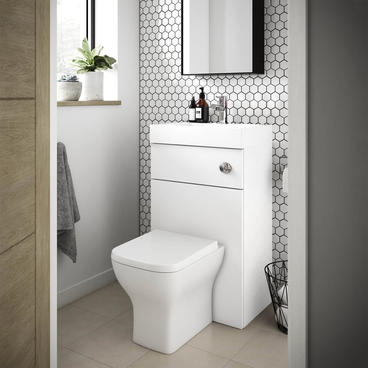 Mueble blanco de lavabo con cajones en un baño / White vanity cabinet with drawers in a bathroom.