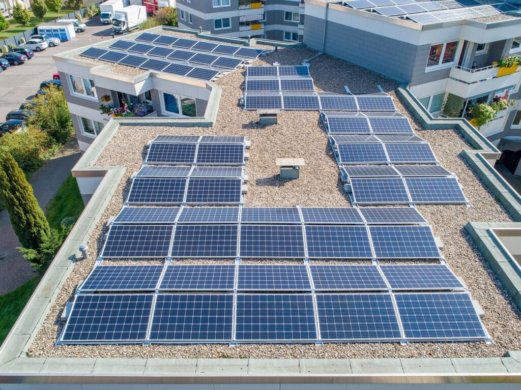 Paneles fotovoltaicos instalados sobre la cubierta de un edificio / Photovoltaic panels installed on a building rooftop.