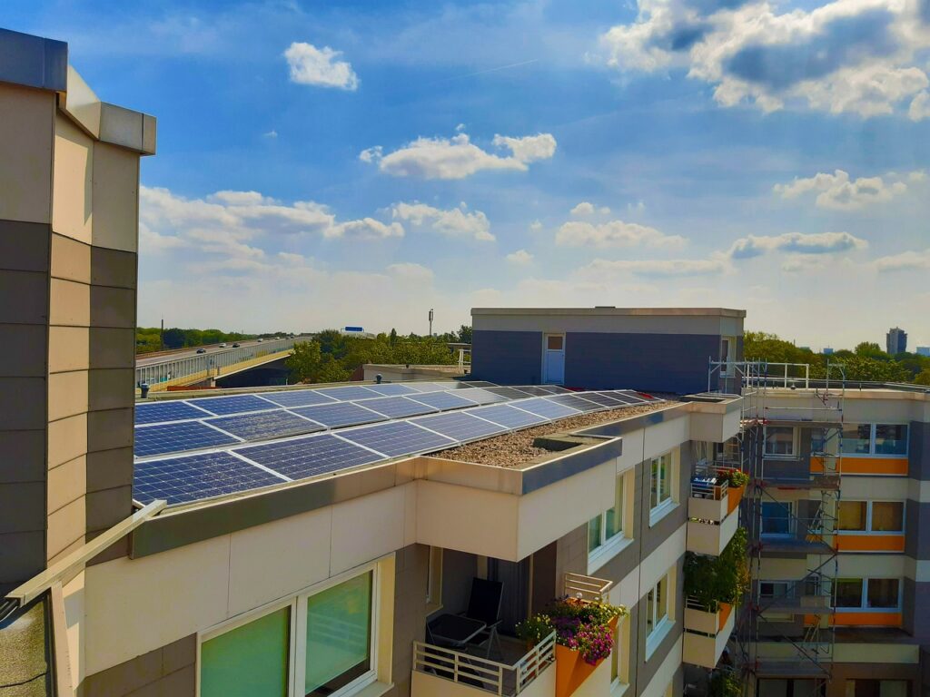 Sistema solar fotovoltaico en la cubierta de un edificio / Solar photovoltaic system on a building rooftop.