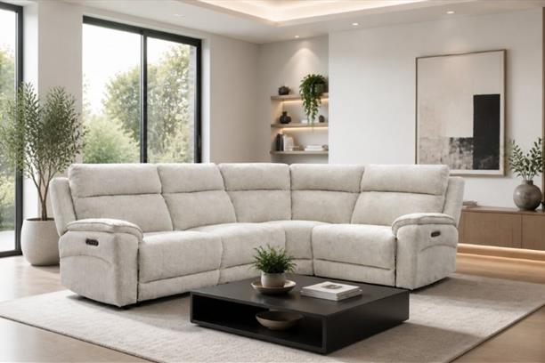 Sofá seccional claro en una sala de estar / Light-colored sectional sofa in a living room.