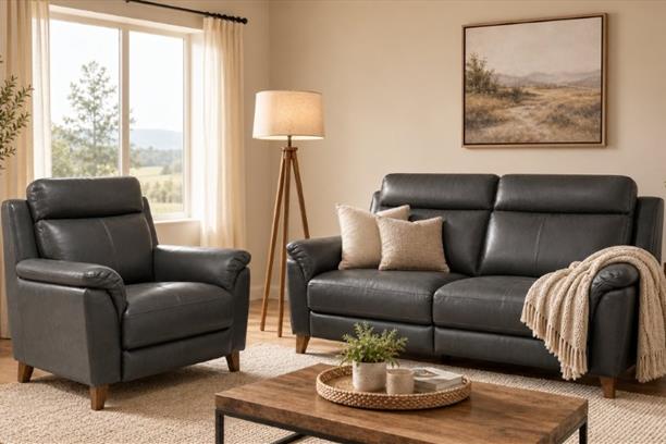 Sofá de cuero y sillón a juego en una sala de estar / Leather sofa and matching armchair in a living room.