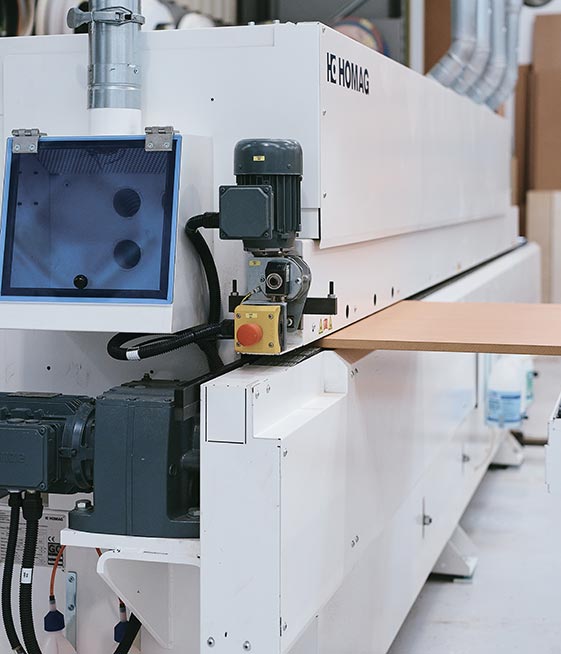 Máquina CNC para procesar paneles de madera / CNC machine processing wood panels