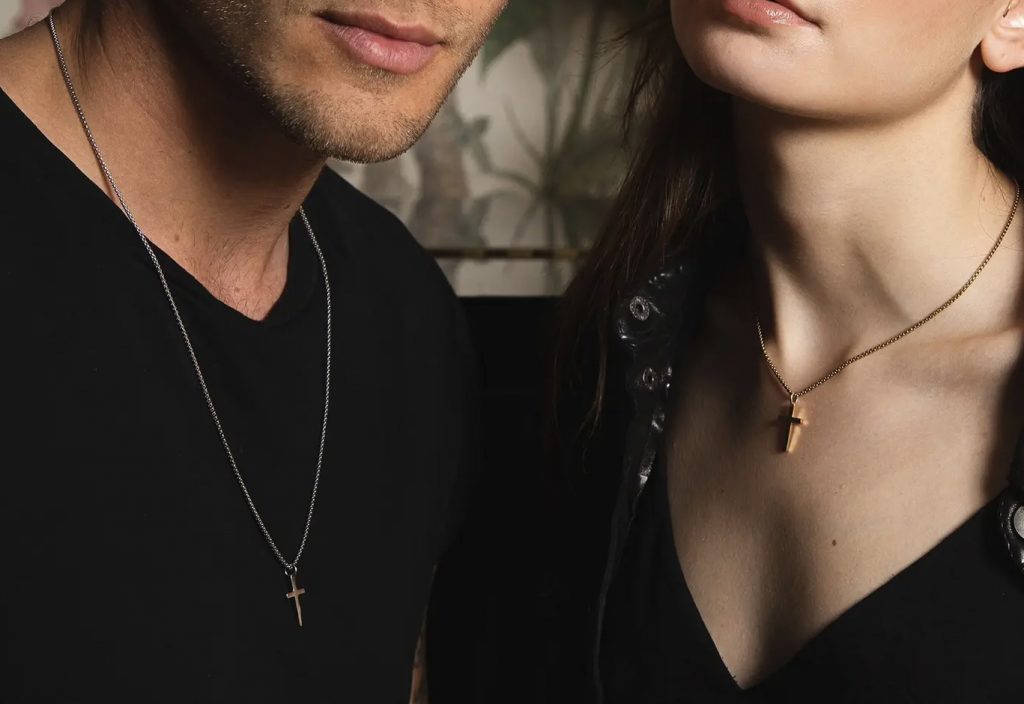 Dos collares lucidos por modelos / Two necklaces worn by models