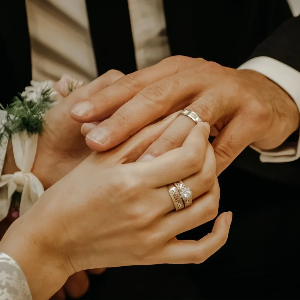 Anillos lucidos en las manos de una pareja / Rings worn on a couple's hands