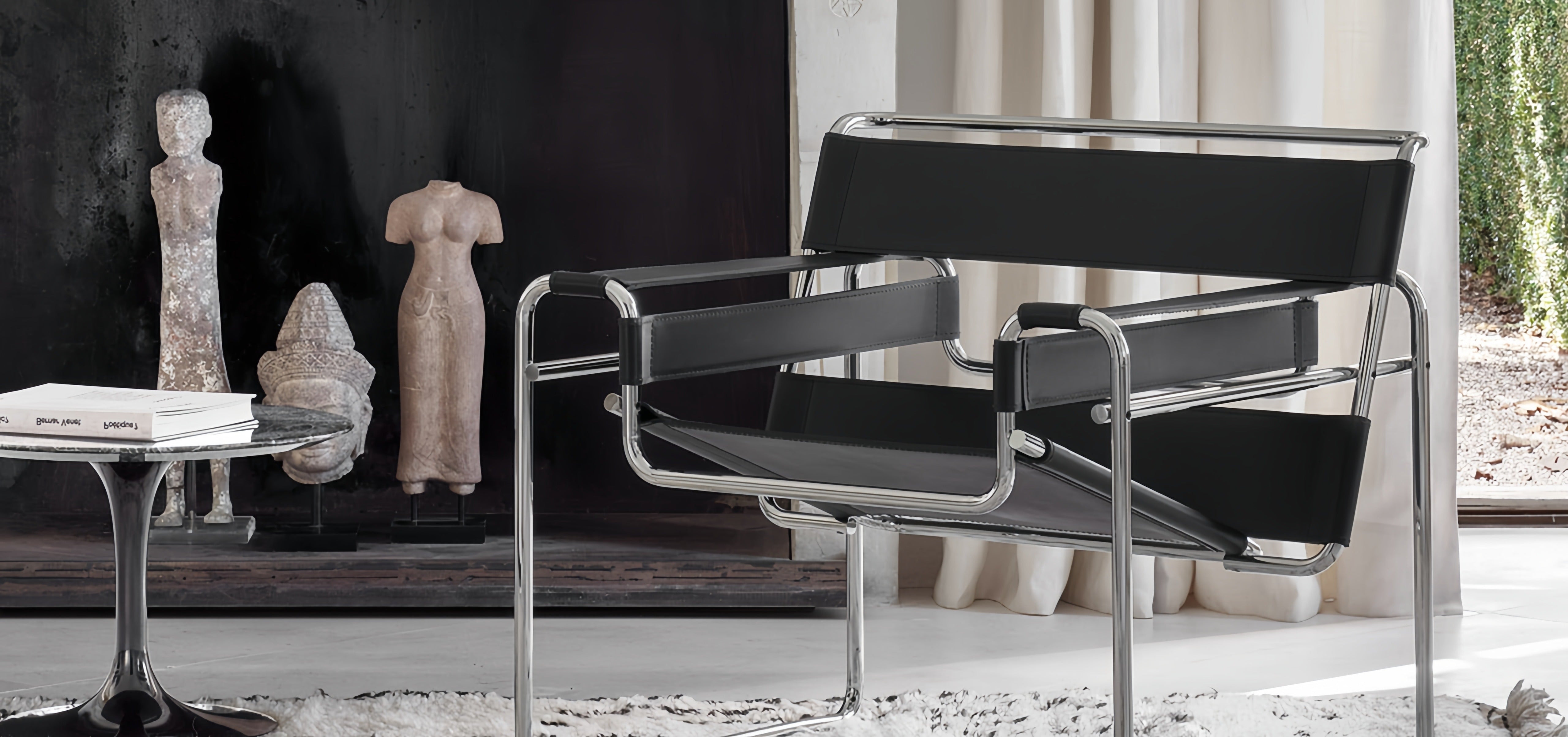 Muebles de diseño moderno expuestos en un ambiente interior / Modern furniture displayed in an interior setting