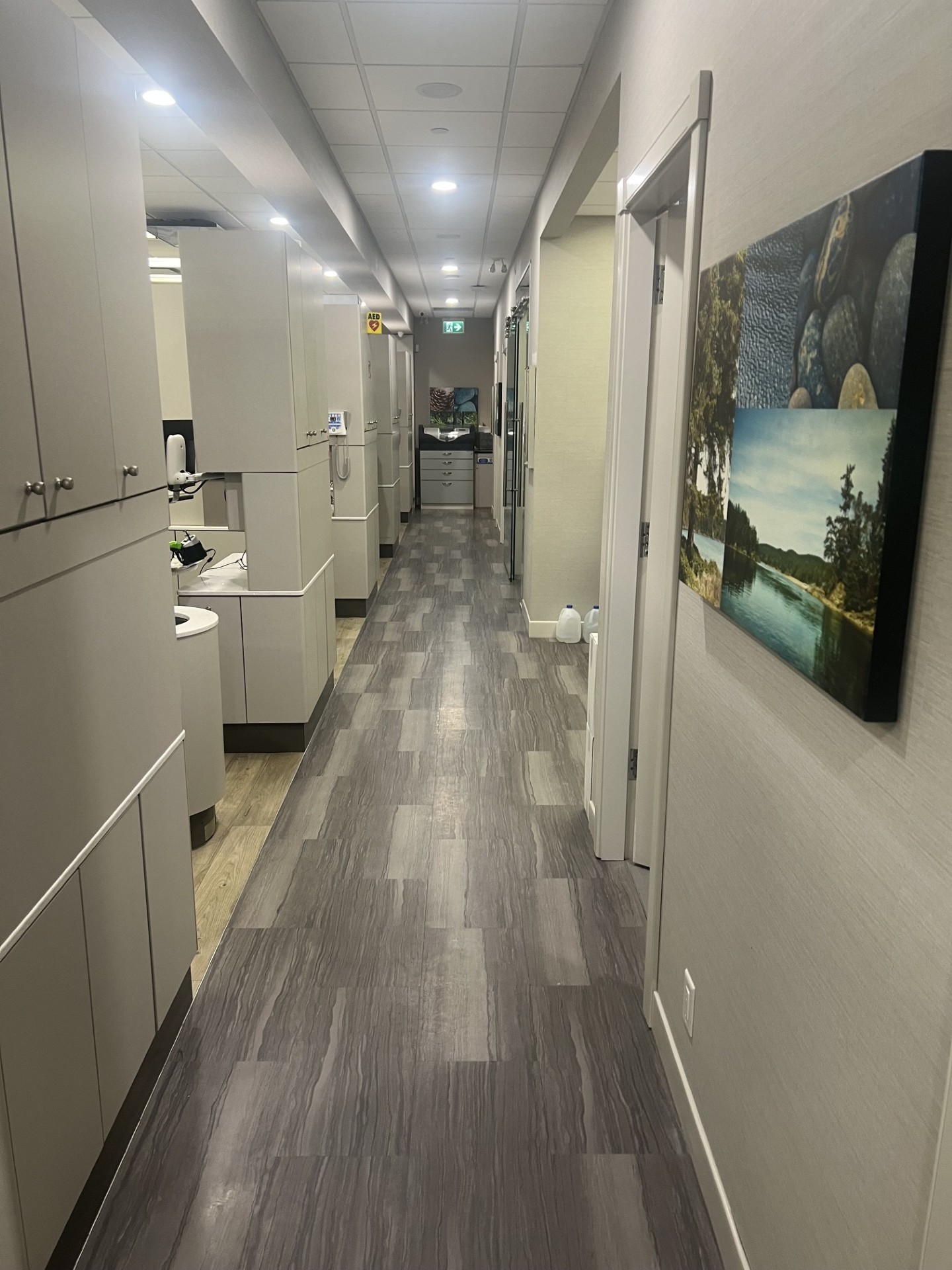 Pasillo interior de la clínica Georgia Dental Group / Interior hallway at Georgia Dental Group
