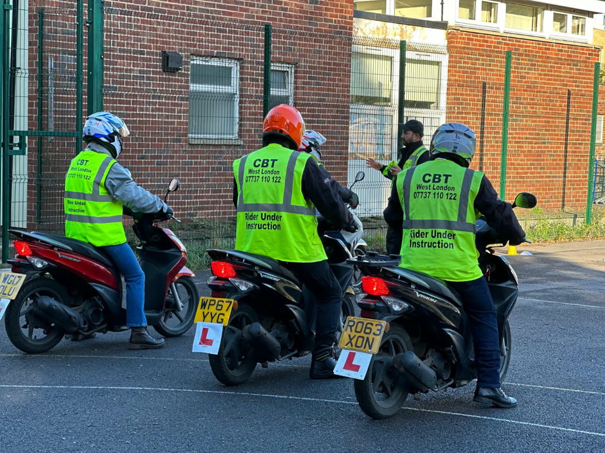 Alumnos de CBT West London en motocicletas durante una práctica / CBT West London students on motorcycles during a training session