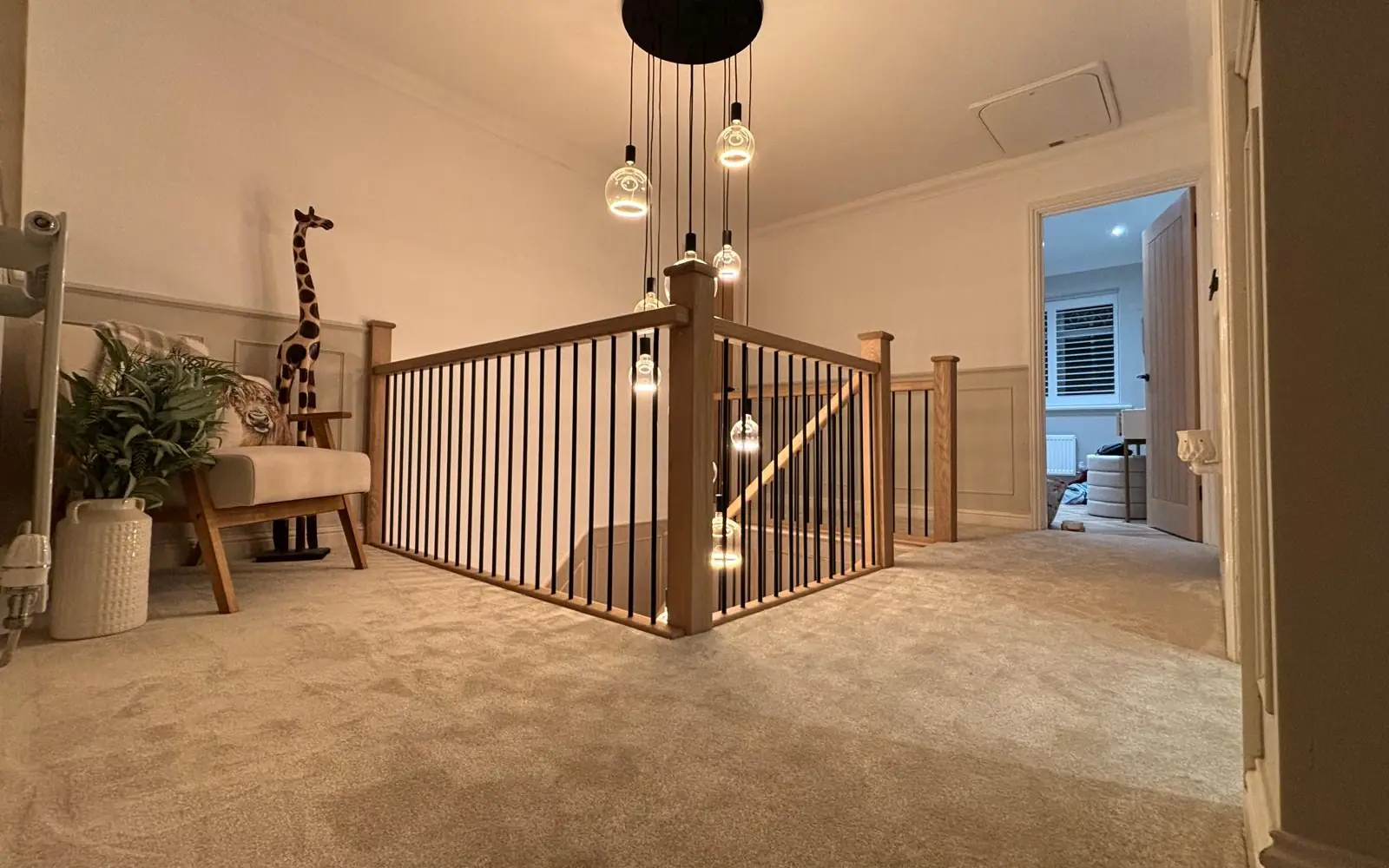 New carpet fitted on a staircase and landing / Moqueta nueva instalada en una escalera y descansillo