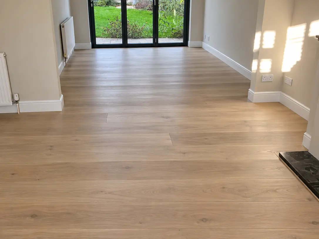 Engineered wood flooring in a bright living room / Suelo de madera de ingeniería en una sala luminosa