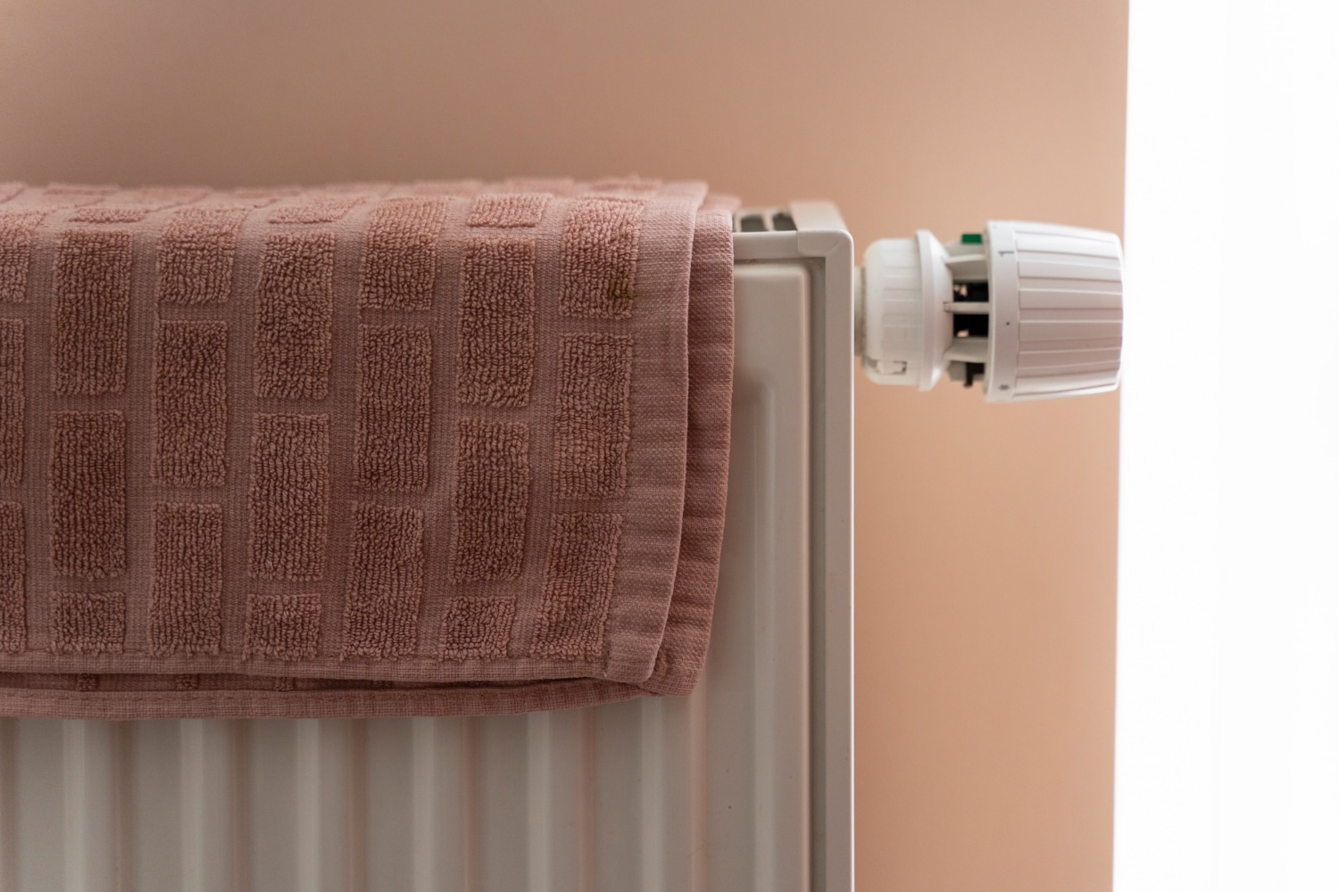 Radiator supplying heat in a home / Radiador que proporciona calefacción en una vivienda