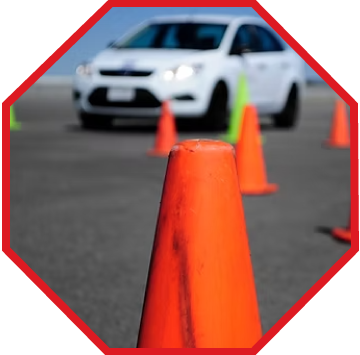 Car approaching practice cones during a driving lesson / Automóvil que se aproxima a conos de práctica durante una clase de conducción
