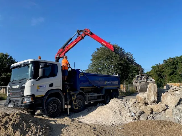Macavis grab lorry lifting material at a quarry / Camión con cuchara de Macavis cargando material en una cantera