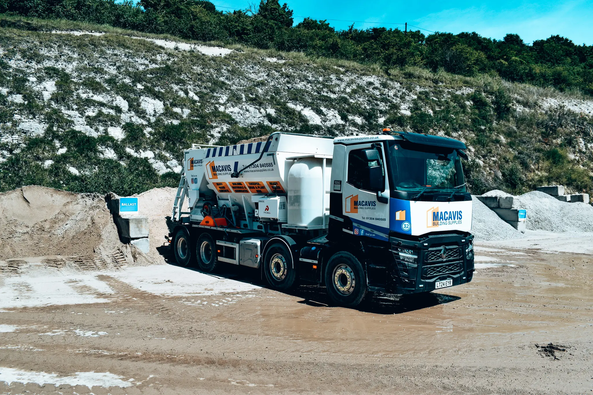 Macavis delivery truck at a quarry / Camión de reparto de Macavis en una cantera