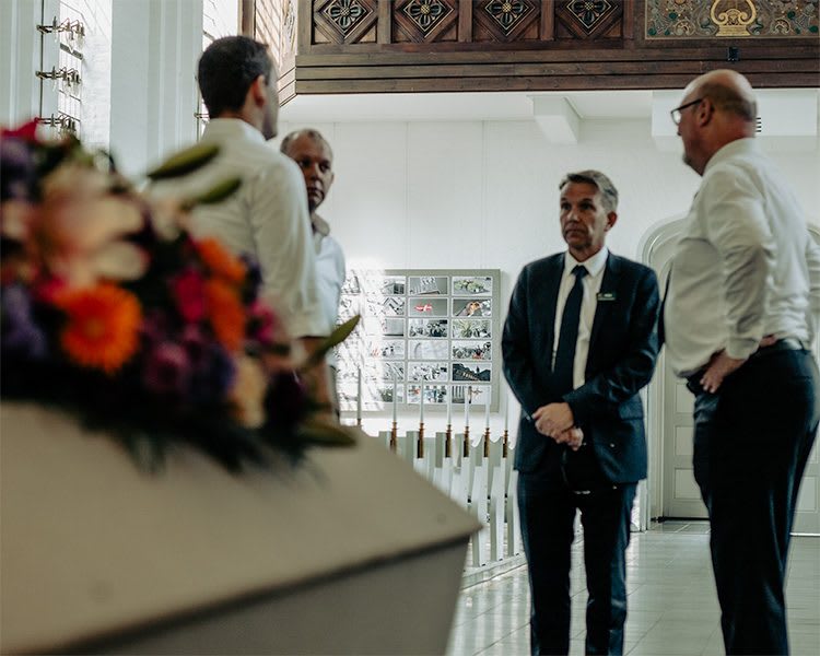 Un asesor conversa con visitantes en una funeraria