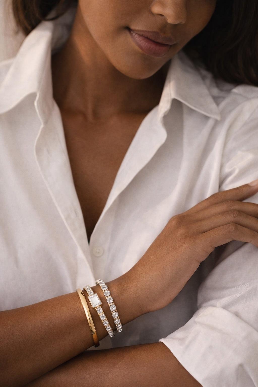 Modelo con collar y colgante de diamantes de OMI Jewelry