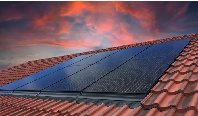 Paneles solares fotovoltaicos instalados en el tejado de una vivienda