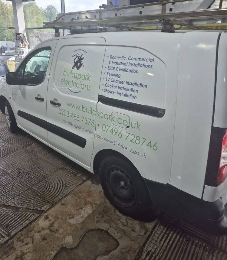 Furgoneta de BuildSpark rotulada para trabajos eléctricos en Londres