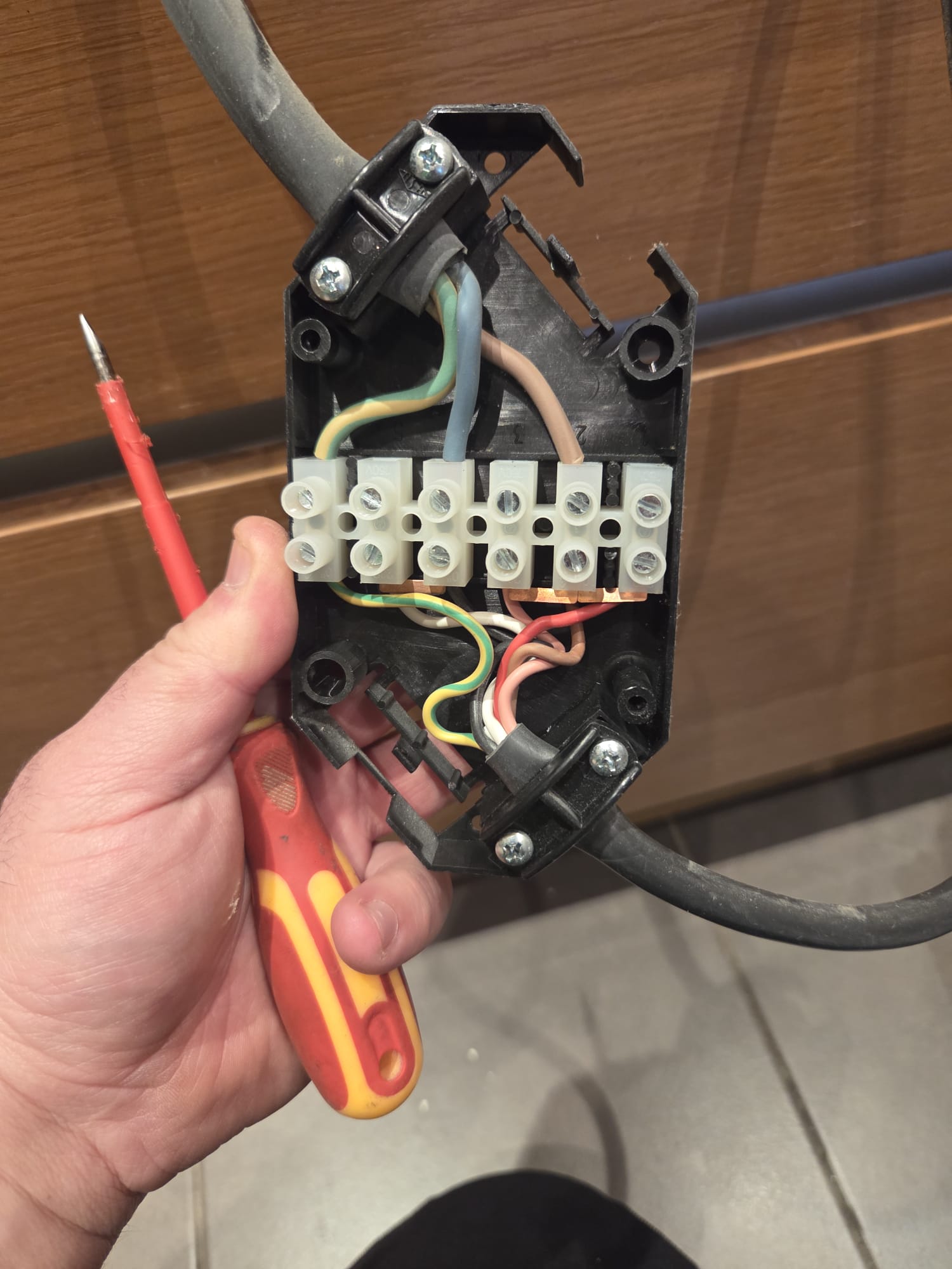Electricista revisando una instalación eléctrica en un cuadro de conexiones