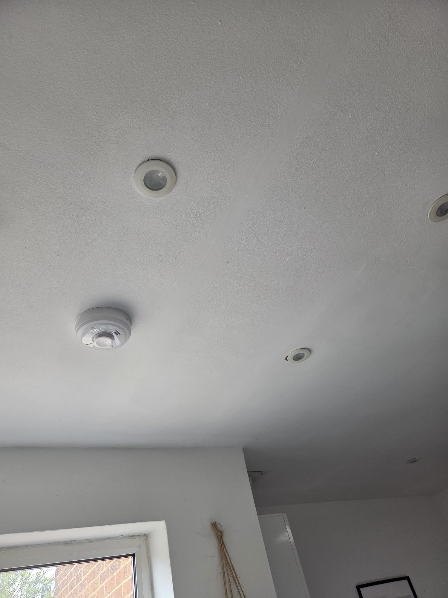 Detectores de humo instalados en el techo de una vivienda