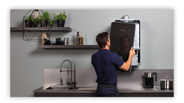 Técnico instalando un equipo de calefacción en una vivienda