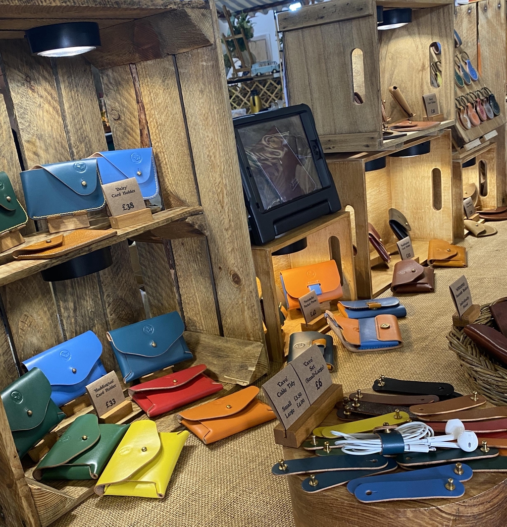 Banco de trabajo y herramientas del taller escocés de Broken Wing Leathercraft Studio.