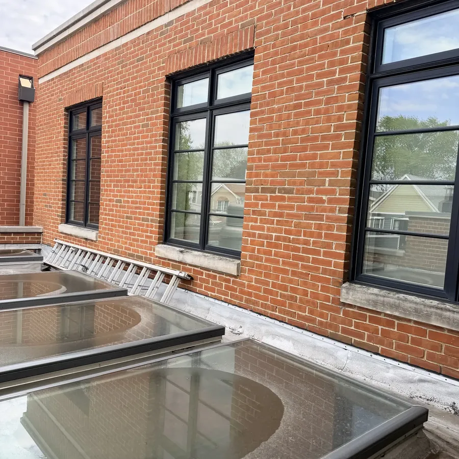 Limpieza de ventanas en un edificio comercial / Window cleaning at a commercial building