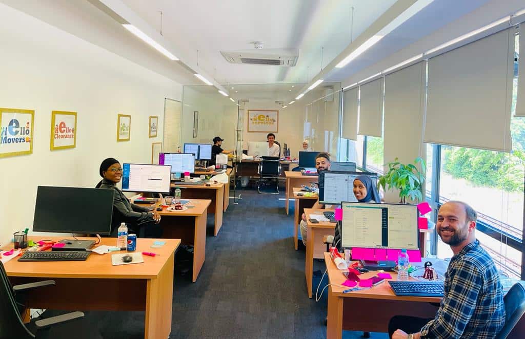 Equipo de Hello Services en una oficina de trabajo / Hello Services team in a work office