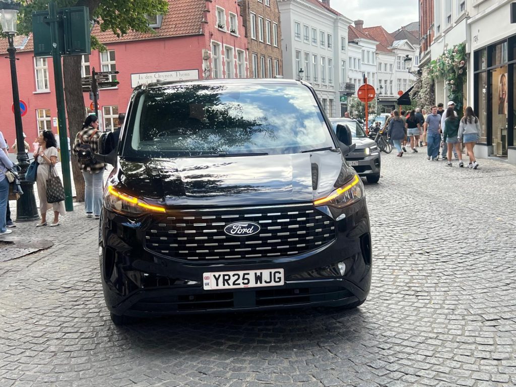 Vehículo de Express Taxis en una calle de Maidstone / Express Taxis vehicle on a Maidstone street