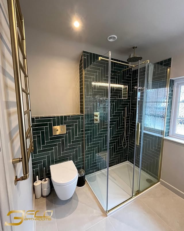 Baño renovado con ducha y azulejos oscuros / Renovated bathroom with a shower and dark tile