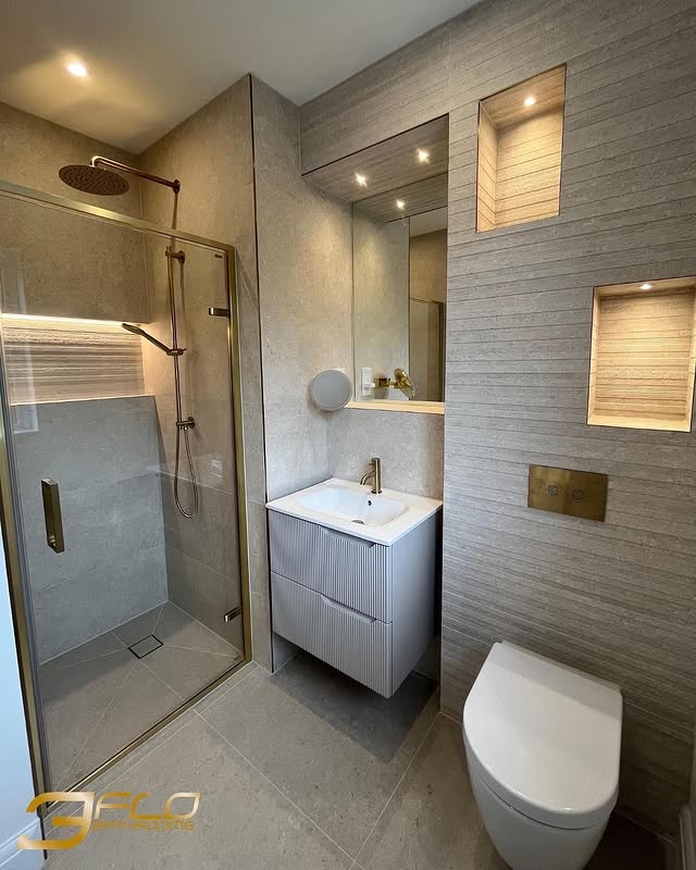 Ducha y baño terminados con revestimiento gris / Finished shower and bathroom with gray tile