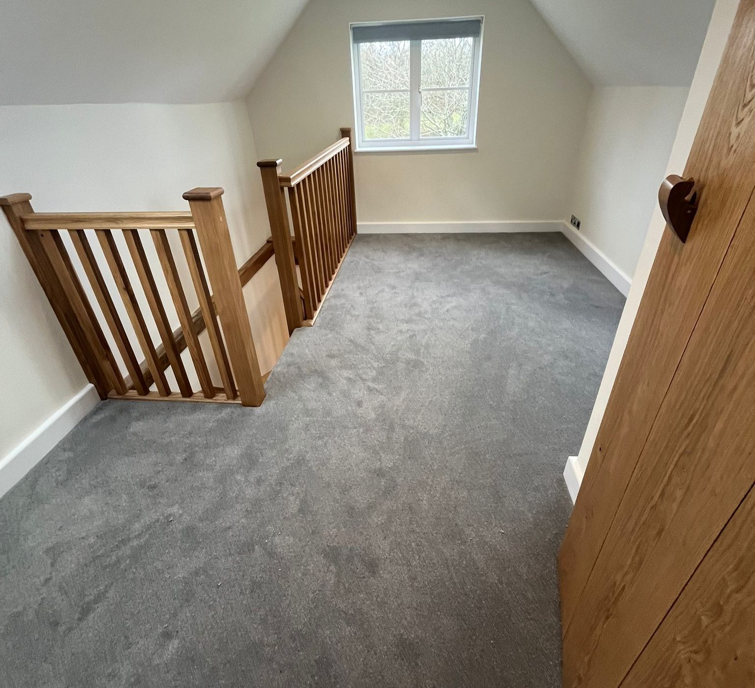 Moqueta gris instalada en un recibidor y una escalera / Gray carpet installed in a hallway and stairway