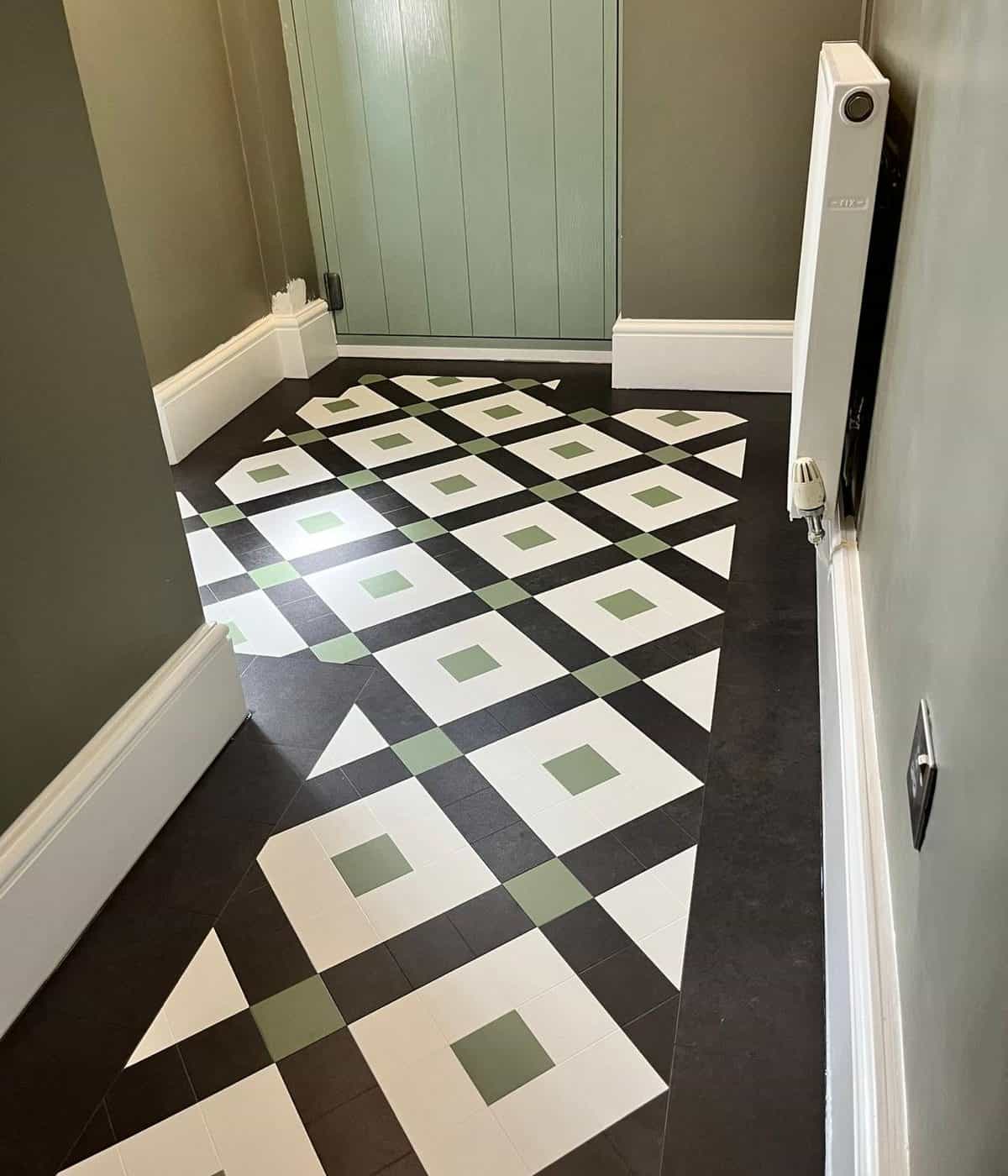 Pavimento geométrico instalado en un cuarto pequeño / Geometric flooring installed in a small room