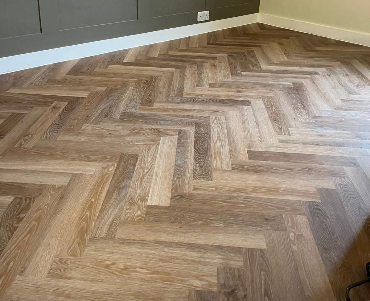 Pavimento de madera con patrón de espiga / Herringbone-pattern wood flooring