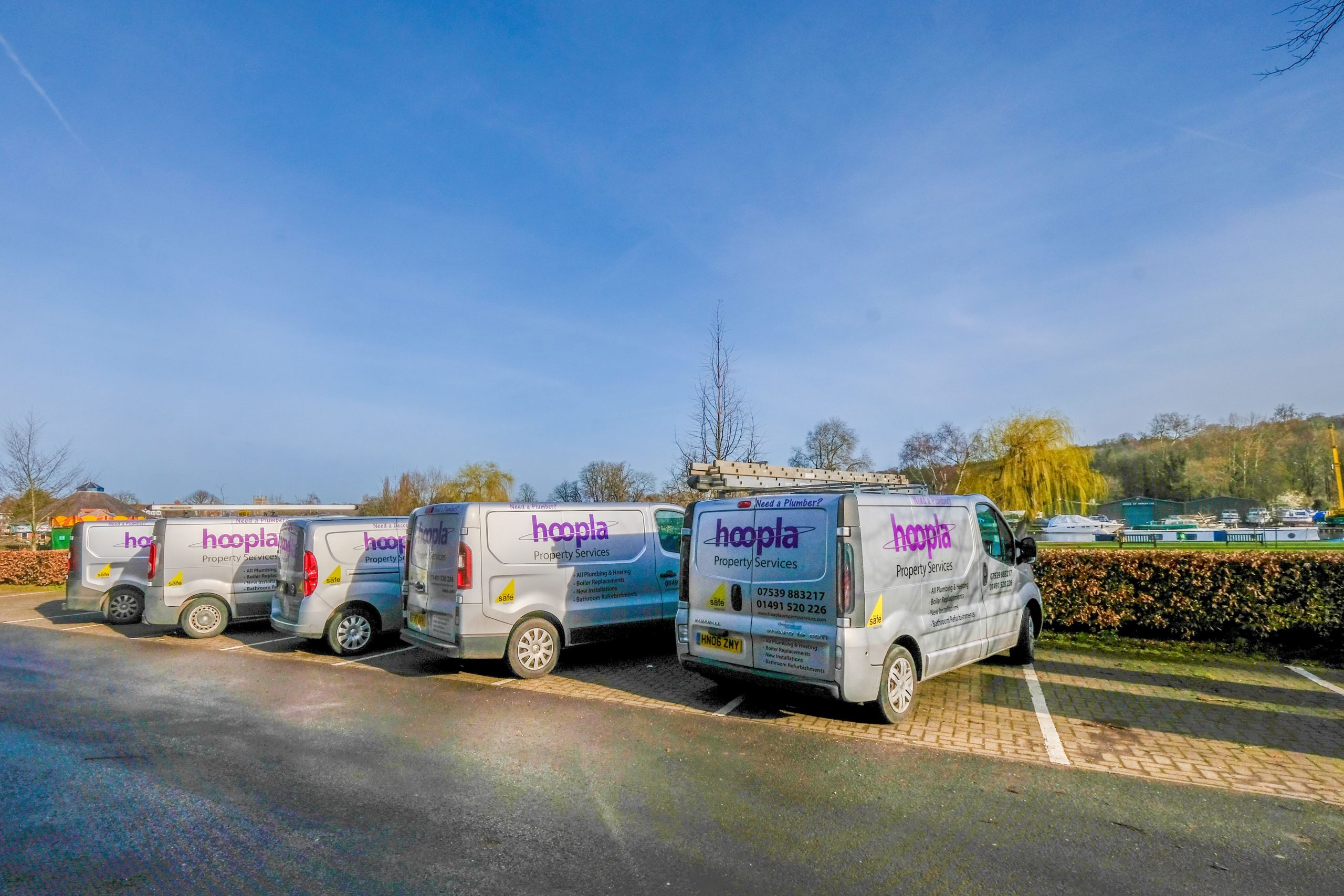 Furgonetas de trabajo de Hoopla estacionadas en fila / Hoopla work vans parked in a row