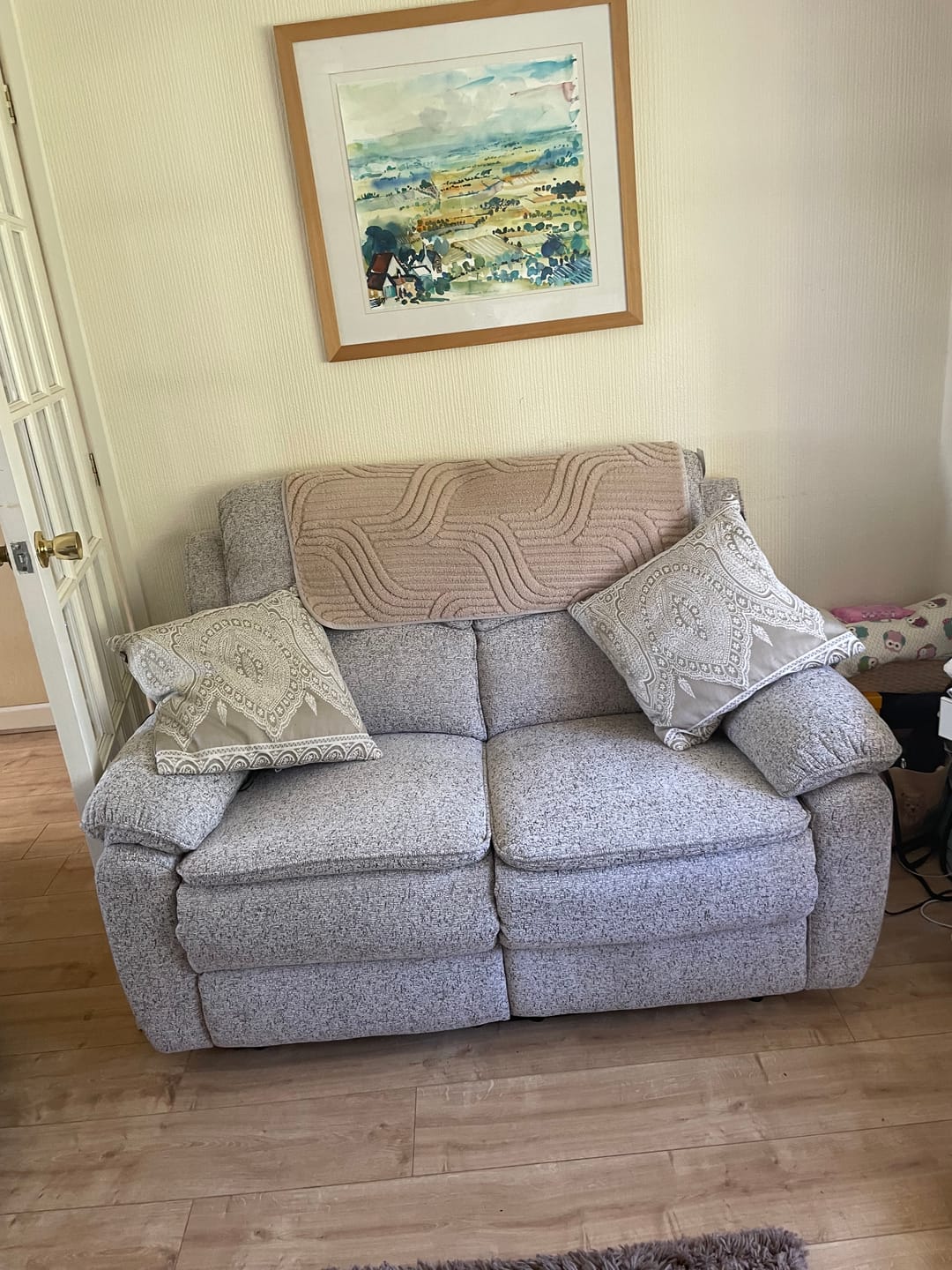 Sofá claro presentado en una sala / Light-colored sofa displayed in a living room