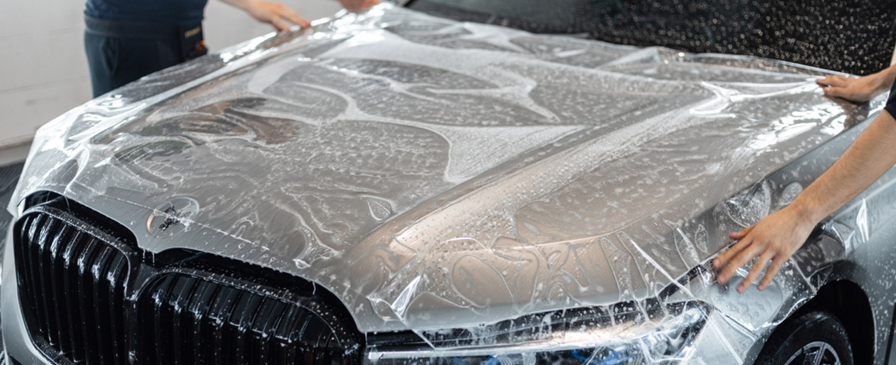 Aplicación de película protectora transparente sobre el capó de un automóvil / Clear protective film being applied to a car hood