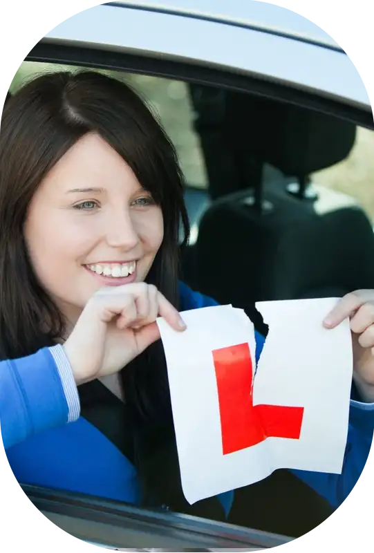 Alumna al volante durante una clase de conducción / A student behind the wheel during a driving lesson