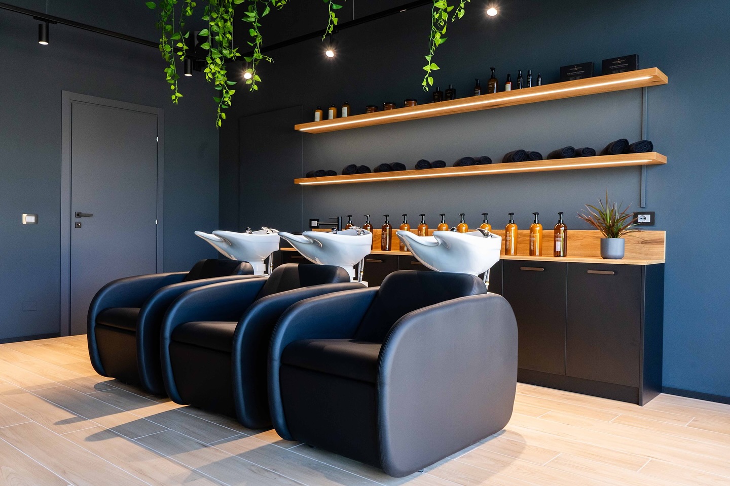 Lavacabezas y sillones de peluquería en un salón / Shampoo stations and styling chairs in a salon